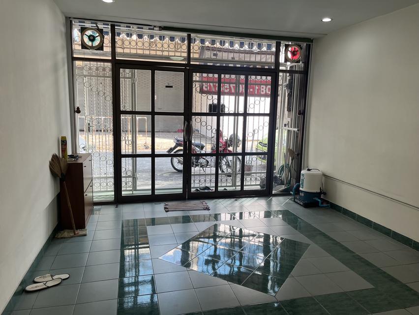 ขาย / ให้เช่า ทาวน์เฮ้าส์ 3 ชั้น ใจกลางเมือง สุทธิสาร–อินทามระ 2