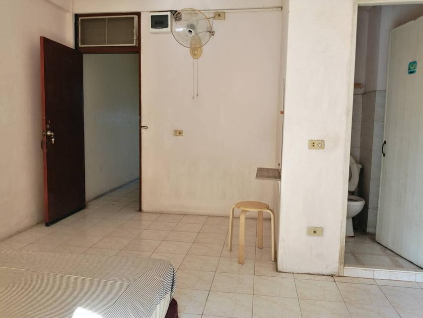 ขายตึกแถว 5 ชั้น พร้อมห้องเช่า 9 ห้อง มีผู้เช่าอยู่ครบ ในย่านทำเลทองกลางพัทยากลางซอยเฉลิมพระเกียรติ 10/1 ราคา 4,900,000 บาท เหมาะสำหรับซื้อเพื่อลงทุน 2