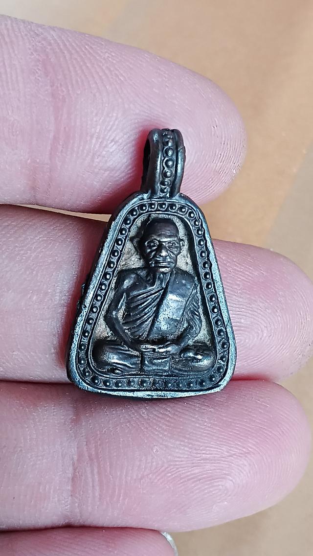 เหรียญหลวงพ่อเงิน บางคลาน พิมพ์จอบใหญ่ ออกวัดตะพานหิน จ.พิจิตร ปี 2525