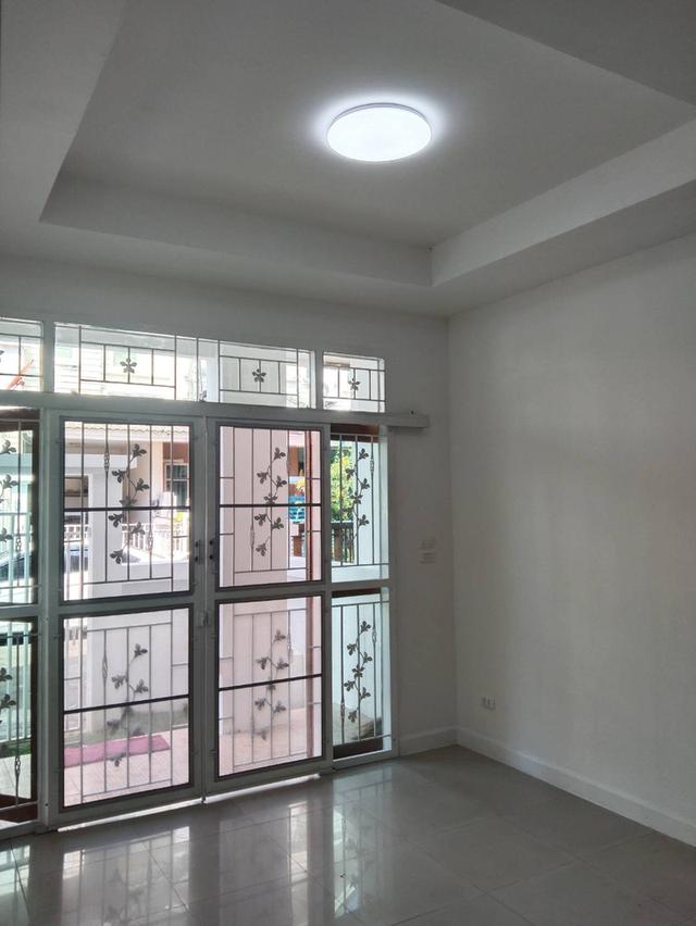 ขายทาวน์เฮาส์ 2 ชั้น โครงการสิรภัทร 2 นนทบุรี ทำเลดี เดินทางสะดวก ใกล้สถานีรถ ไฟฟ้าสายสีม่วง 4