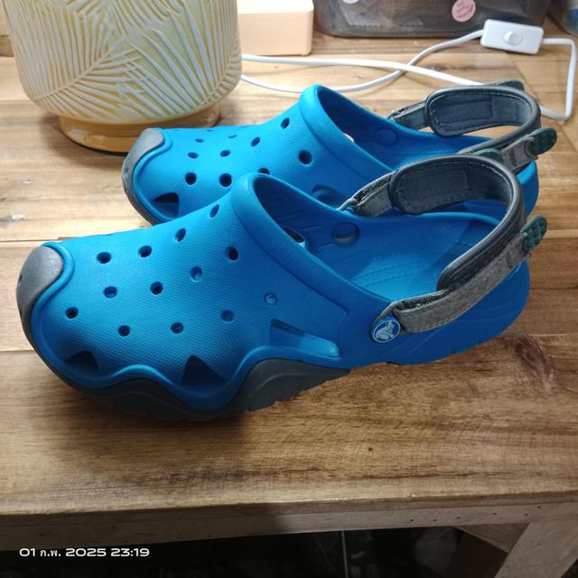 รองเท้าCROCS มือสอง แท้ 100% สีฟ้าสด รุ่นปรับสายคาดหลังเท้าได้ 2