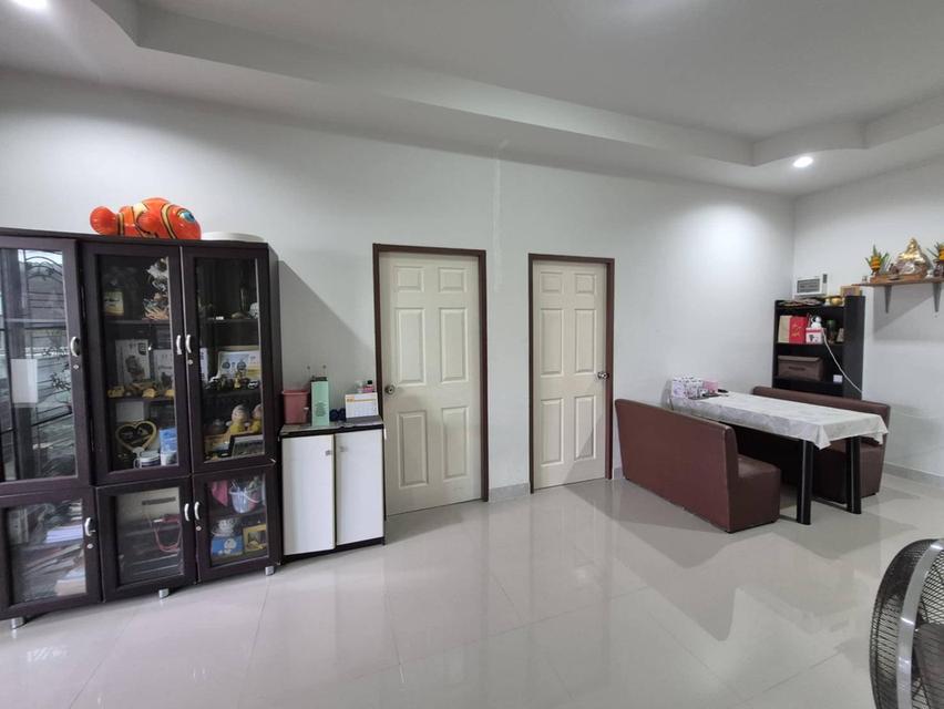 บ้านเดี่ยว 50 ตรว 2 ห้องนอน ติดแอร์ทั้ง 2ห้อง 2 ห้องน้ำ เครื่องทำน้ำอุ่น 1ตัว 1 ห้องโถง 1 ครัว มุ้งลวด แหล็กดัด ผ้าม่านอย่างหนากัน UV  จอดรถยนต์ได้ 2 3