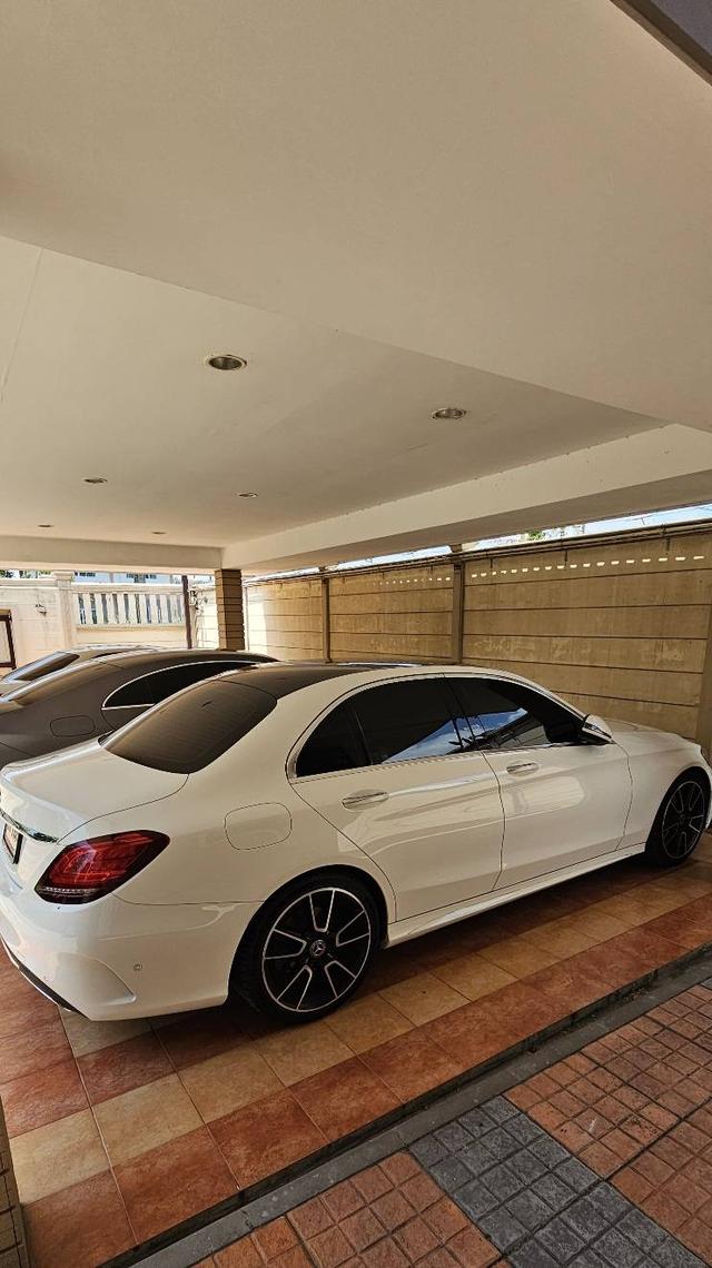 รถบ้านเจ้าของขายเอง  Benz C220d AMG ปี 2020 W205  สีขาว เบาะแดง ไมล์ 17,XXX  km.  เดิมทั้งคัน ประหยัดน้ำมันมากกก  พร้อมใช้ต่อได้เลย ขับดีมาก  ยินดีให้ รูปที่ 4