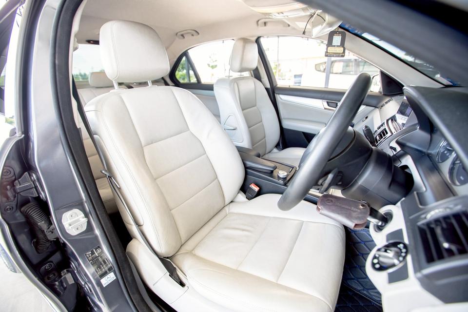 Benz C250 ปี 2013 สีรถสวย สภาพดีมากๆ  13