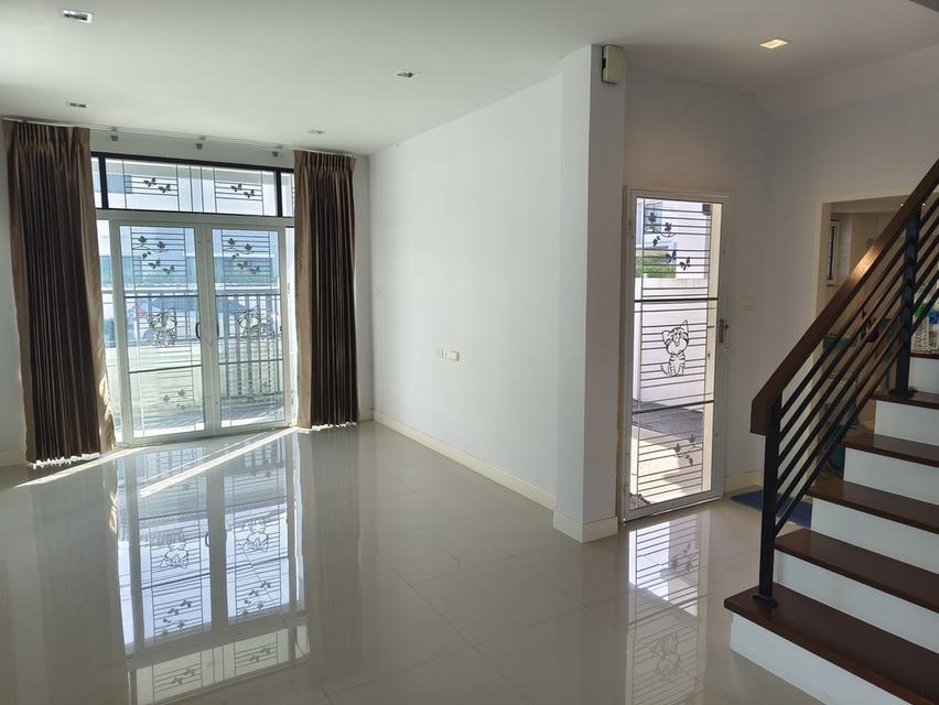 บ้านแฝดสไตล์บ้านเดี่ยว พร้อมติดตั้งระบบโซล่า ตัวบ้านไม่ติดกันสามารถเดินรอบบ้านได้ ก่อสร้างด้วยอิฐมอญแดง 18