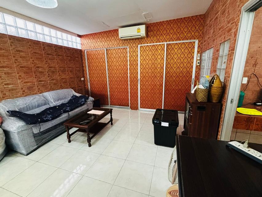 บ้านเช่าลาดพร้าว ให้เช่าบ้านใกล้รถไฟฟ้าโชคชัย4 เข้าออกได้2ทาง ฝั่งถนนลาดพร้าววังหิน,ถนนโชคชัย4 บ้านเดี่ยวหลังมุม 4นอน 2น้ำ แอร์3ตัว ตู้เย็น 2เครื่อง 6