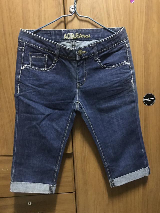 เสื้อผ้ากางเกงยีนส์ขาสั้นมือสอง