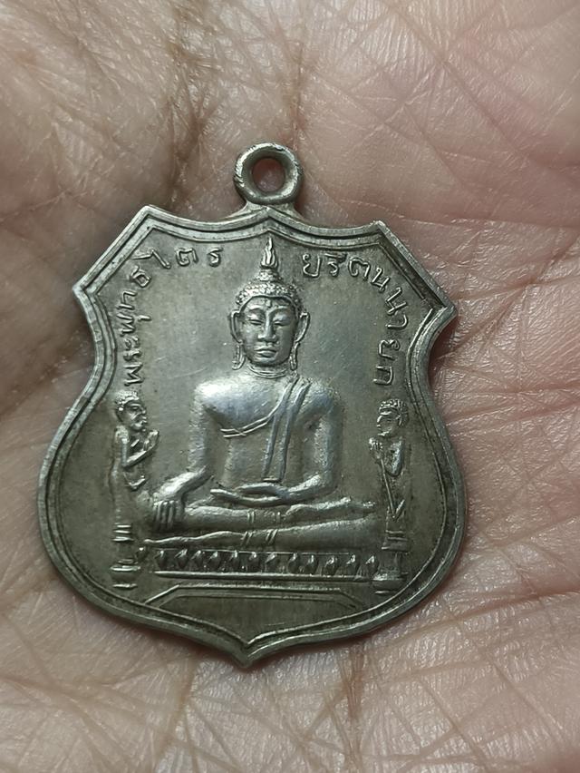 เหรียญหลวงพ่อโต วัดพนัญเชิง ปี 2517 (เนื้อเงิน)เหรียญอาร์มใหญ่เหรียญเนื้อเงินจัดสร้างจำนวนไม่มาก จึงเป็นที่นิยมและแสวงหาในหมู่ผู้สะสมพระเครื่อง รูปที่ 12