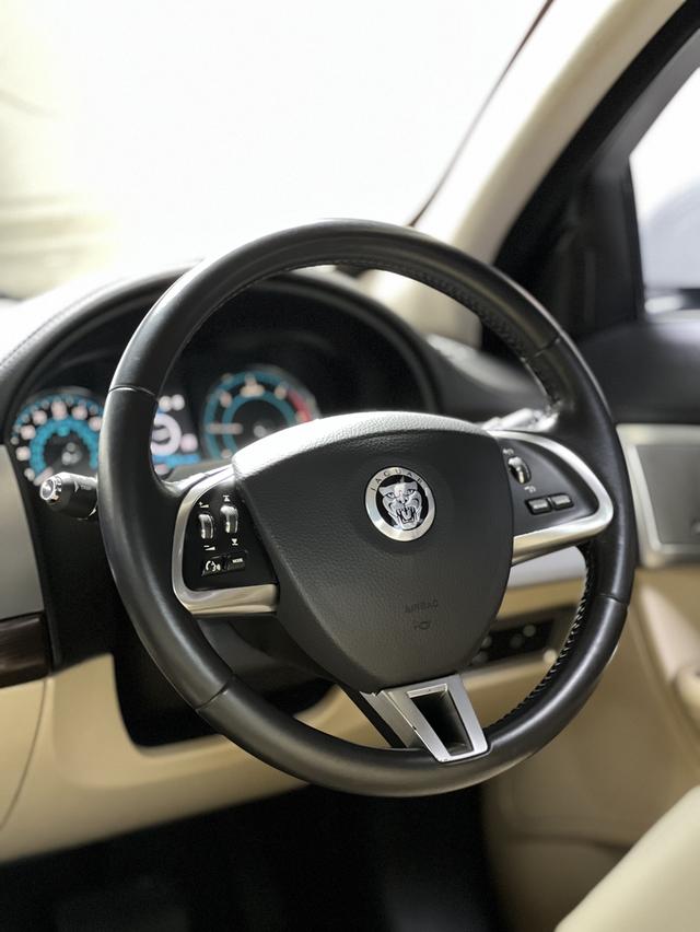 Jaguar XF 2.2D  7