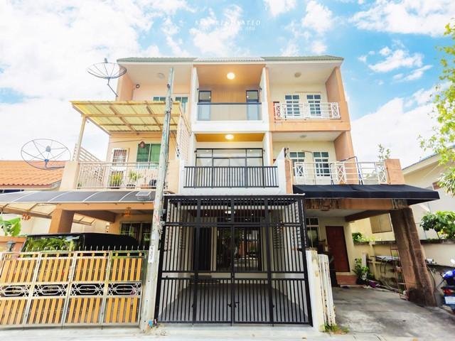 ขายทาวน์เฮ้าส์ 3 ชั้น 22 ตรว. ซอยลาดพร้าว 94 ( ซอยอินทราภรณ์ ) ใกล้เลียบด่วน 1