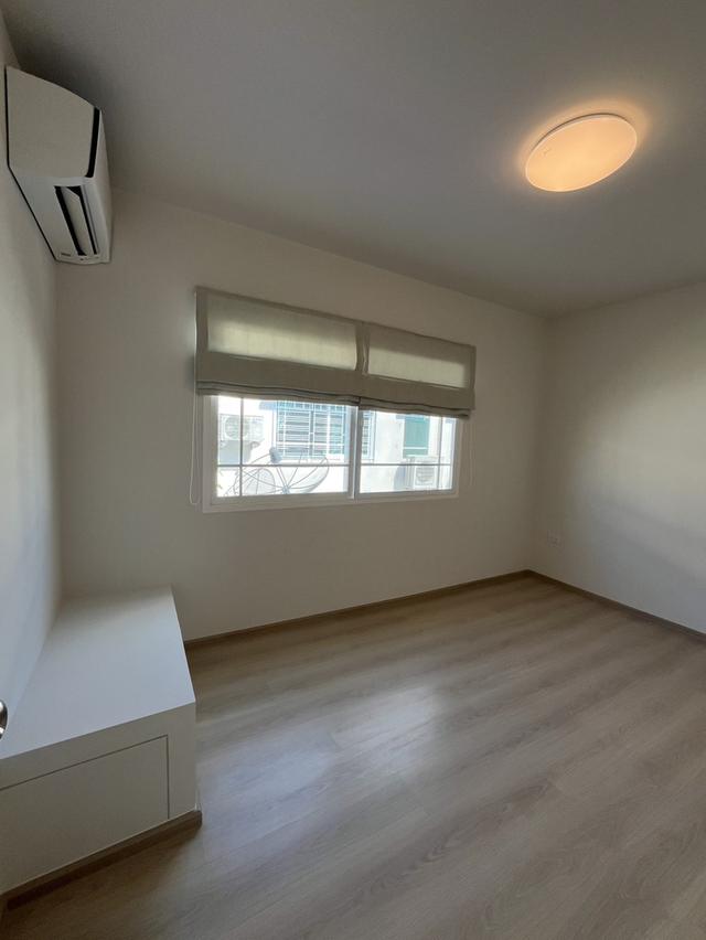 ให้เช่าทาวน์โฮมสองชั้น 2 ห้องนอน 3 ห้องน้ำ 1 ห้องรับแขก 1 ห้องครัว 1 ที่จอดรถ ขนาดที่ดิน 20 ตรว. พื้นที่ใช้สอย 89 ตรม. ให้เช่าราคา 20,000 18