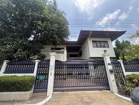 N187 ขายบ้านเดี่ยว 2 ชั้น หมู่บ้านผกามาศ ซอยสุขุมวิท 71 ใจกลางเมืองสุขุมวิท ใกล้ bts พระโขนง ทำเลดีเดินทางสะดวกเข้าออกได้หลายทาง 1