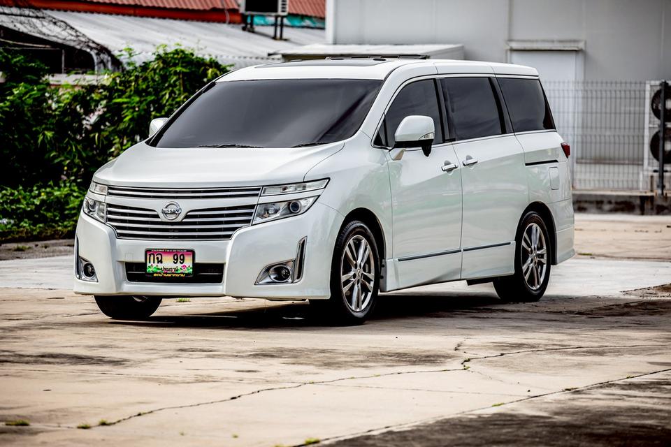 Nissan Elgrand 2.5 ปี 2012 สีขาว 7 ที่นั่ง ประตูสไลด์ไฟฟ้า