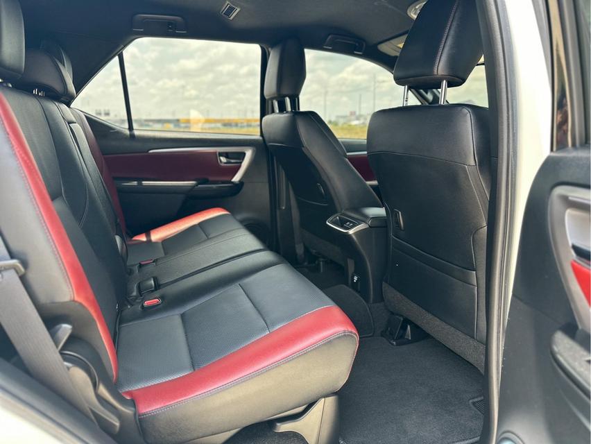 TOYOTA NEW FORTUNER 2.4REGENDER BLACKTOP 2WD ปี2021สีขาว เกียร์ออโต้ เครื่องดีเซล 7