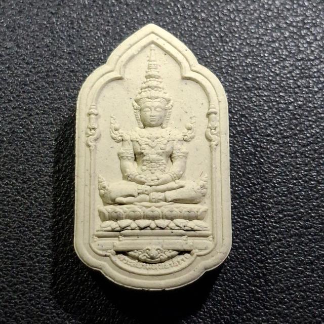 พระสยามพุทธาธิราช พุทธศักราช 2566 ซึ่งจัดสร้างขึ้นเพื่อเป็นสัญลักษณ์ แห่งความมั่นคงสถาพรของสถาบันชาติ ศาสนา และ พระมหากษัตริย์ (เนื้อผง+เนื้อโลหะ) รูปย่อยที่ 2