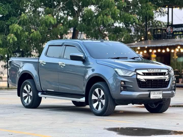 Isuzu D-Max สีเทา