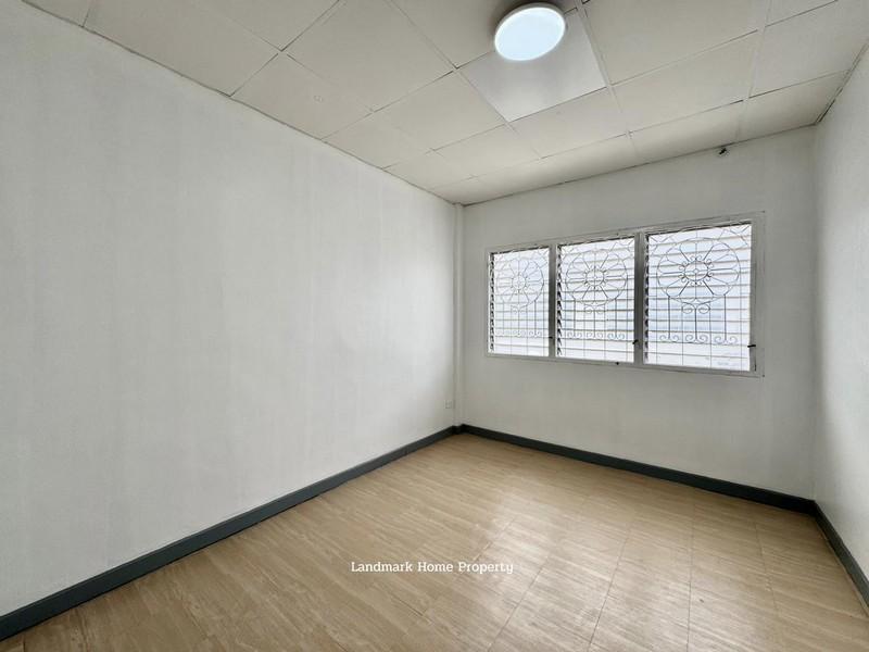 LM25-0156 ขายทาวน์เฮ้าส์ 2 ชั้น เปี่ยมสุข วัดกู้ ปากเกร็ด พื้นที่ 17 ตรว 2 นอน 2 น้ำ บ้านรีโนเวท พร้อมอยู่ ใกล้เซ็นทรัลแ 5