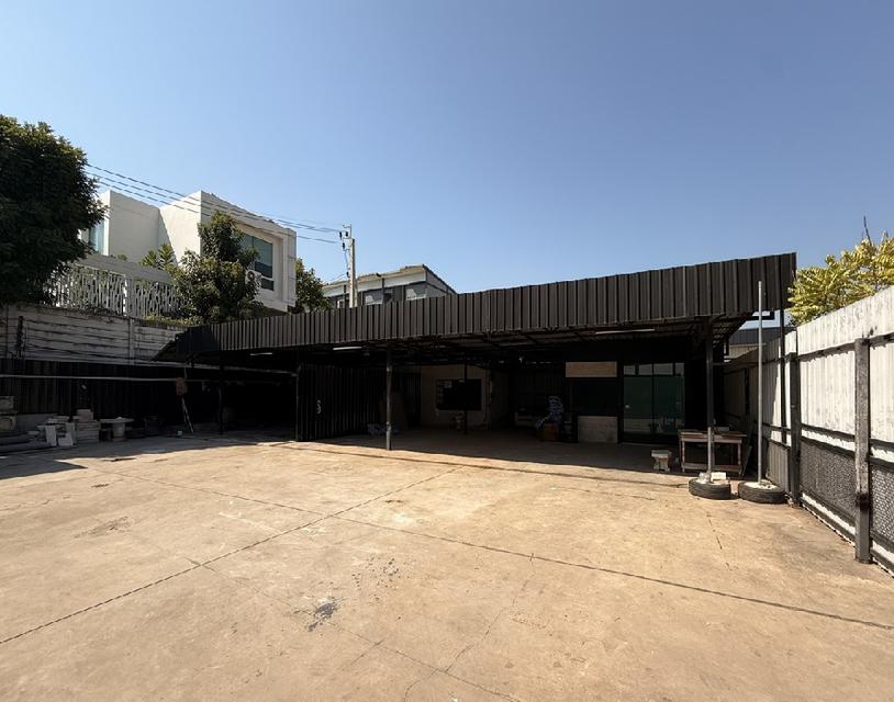 ให้เช่าพื้นที่ , โกดังพร้อมสำนักงาน , ติดถนนพัฒนาชนบท 3 ลาดกระบัง / พื้นที่ดิน 147 ตารางวา / พื้นที่ใช้สอยรวมกว่า 400 ตารางเมตร / จอดรถหลายคัน 2