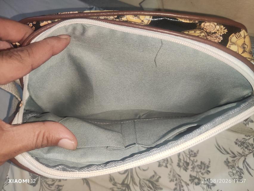 กระเป๋าสะพาย ทรง Crossbody ลายนาฬิกาและดอกกุหลาบวินเทจ มีช่องซิปใช้งานได้หลายช่อง วัสดุผ้าเคลือบเงา (PVC/Oilcloth) ทำความสะอาดง่าย สถาพกระเป๋าใหม่ รูปที่ 12