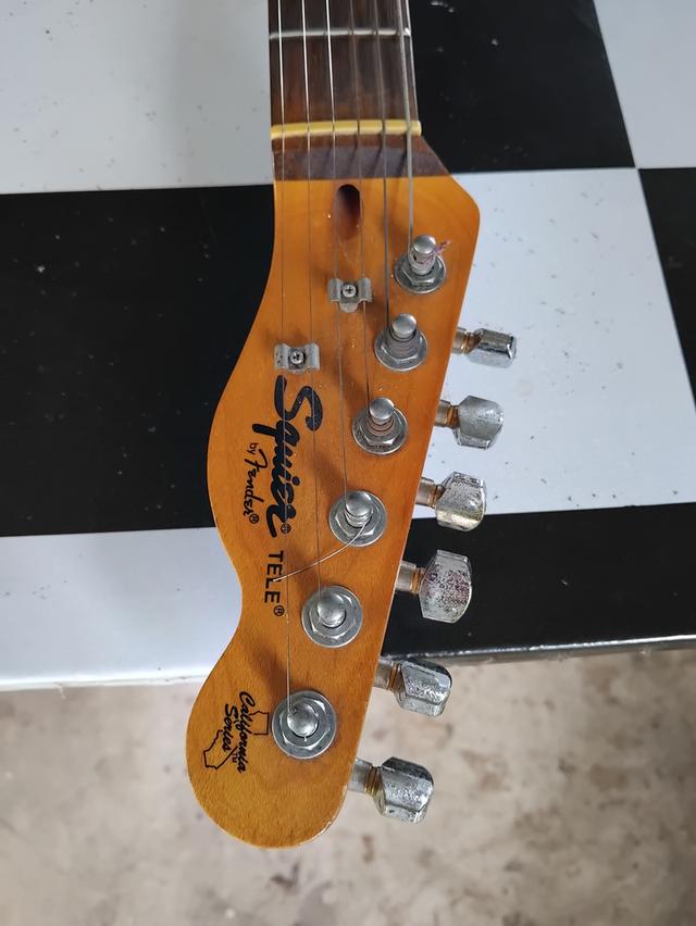ขายกีต้าร์ squier telecaster รุ่น California series สีซันเบิร์ท ของแท้ สภาพนางฟ้า  ราคา 5,000 บาท
