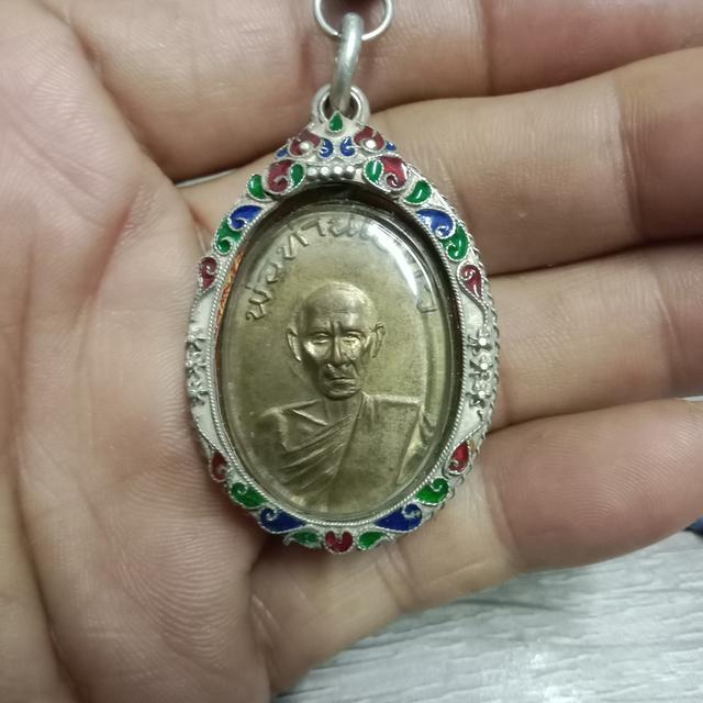 เหรียญพ่อท่านเขียววัดหรงบลรุ่นแรกเลี่ยมกรอบเงินลงยา