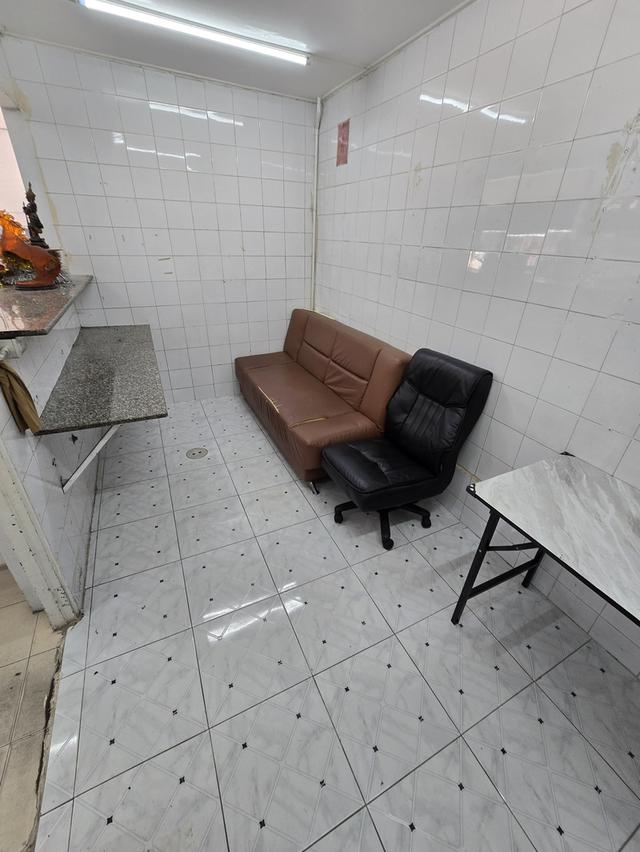 ห้องแถวพร้อมบ้านติดถนน 9