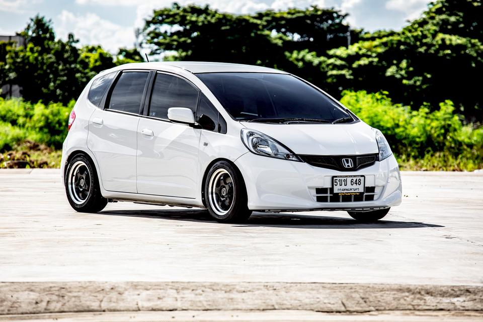 Honda Jazz 1.5 V ปี 2013 AT สีขาว สวยสภาพดี 4