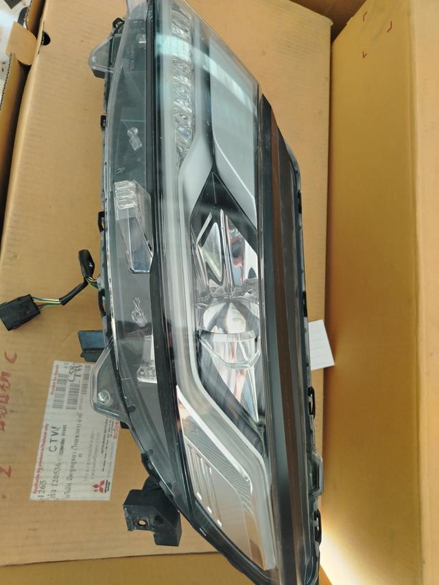 ไฟหน้าปาเจโร่ปี2022มือ2สภาพสวยไฟเดย์ไลท์ไม่เหลืองขายถูกราคาคู่ละ3000บาท