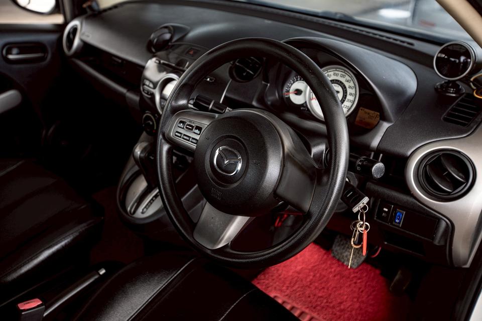 Mazda2 1.5 Spirit Sedan สีขาว ปี 2011  16