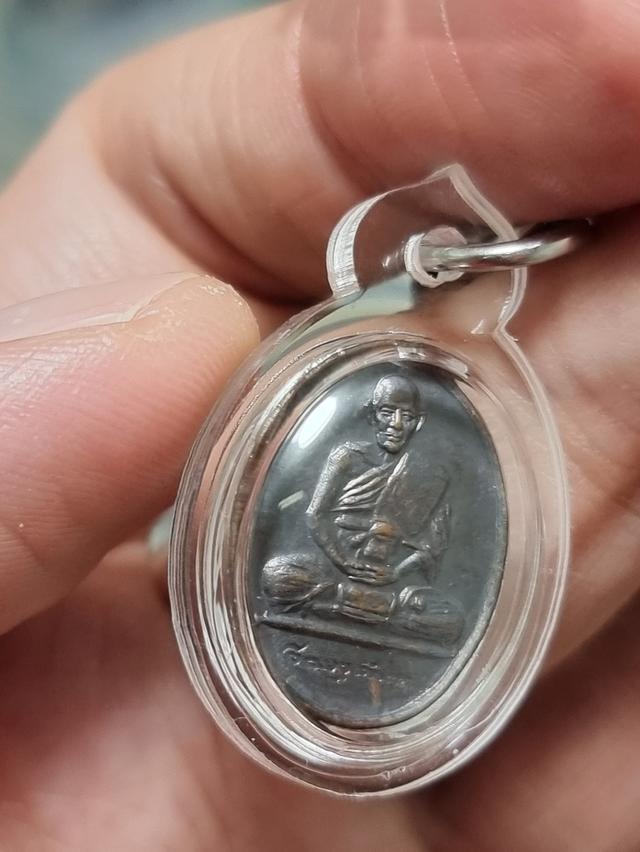 เหรียญลายเซ็นหลวงปู่ดู่ พรหมปัญโญ วัดสะแก อยุธยา ปี2529 คัดเนื้อคัดผิวสวยเลี่ยมกันน้ำ พร้อมขึ้นคอบูชา เปิด 4,500 บาท 5