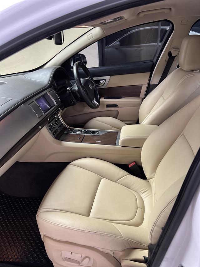 Jaguar XF 2.2D  5