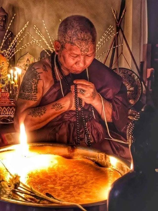 สีผึ้งโครตขุนแผน ปี๒๕๖๖< หลวงปู่อุดมทรัพย์ สิริคุตโต สำนักสงฆ์เวฬุวัน จ.ศรีสะเกษ > รูปที่ 6