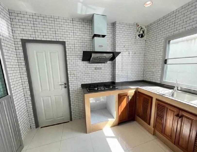 ให้เช่า บ้านเดี่ยว 2 ชั้น / ทำเล ซอยลาดพร้าว 41 / ใกล้ รถไฟฟ้า สถานี ภาวนา / แอร์ 4 เครื่อง / เฟอร์นิเจอร์บางส่วน 4