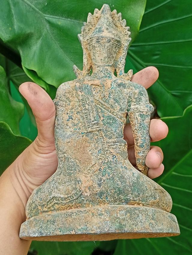 พระบูชาเทริดขนนก ทรงเครื่องแบบกษัตริย์ มงกุฎเก้าแฉก เนื้อสัมฤทธิ์ สนิมหยก ลพบุรียุคต้น องค์พระ หน้าตัก 5 1/2 นิ้ว