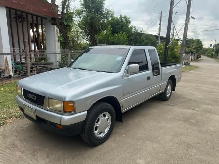 Isuzu TFR สีเทา