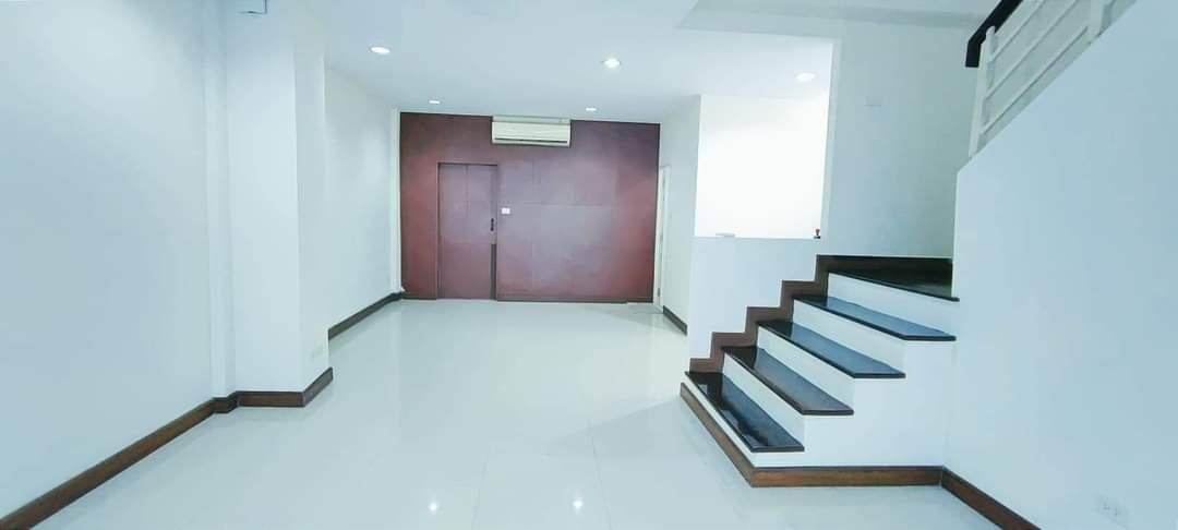 Home office for rent, beautiful 4 floors, next to BTS, next to Skywalk connection, large department store 4