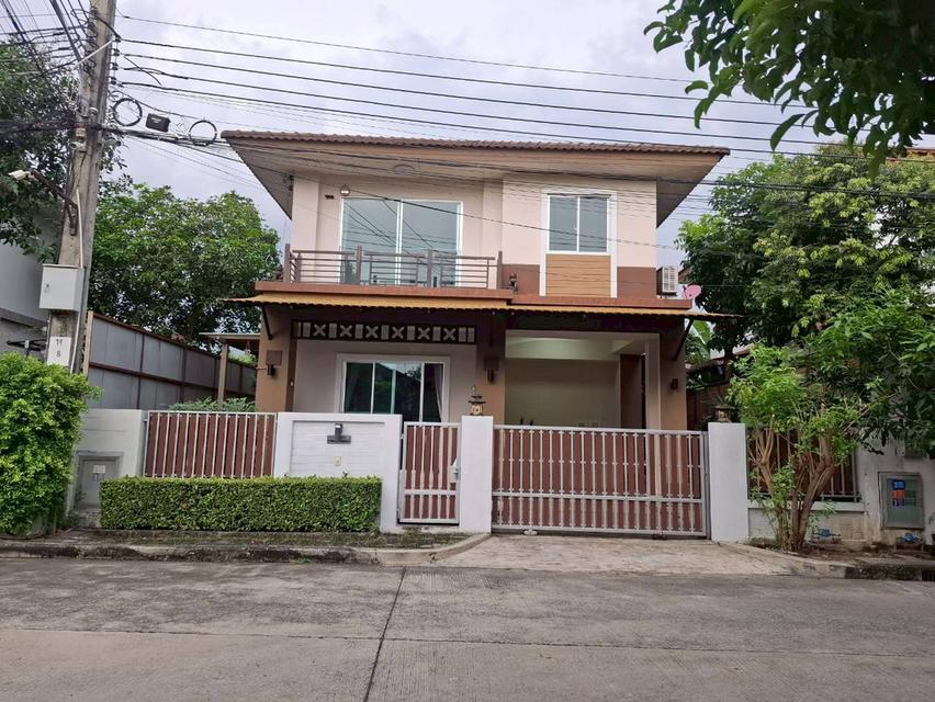 ให้เช้าบ้านพร้อมอยู่ เป็นบ้านแฝด 2 ชั้น 3 ห้องนอน 2 ห้องน้ำ 1
