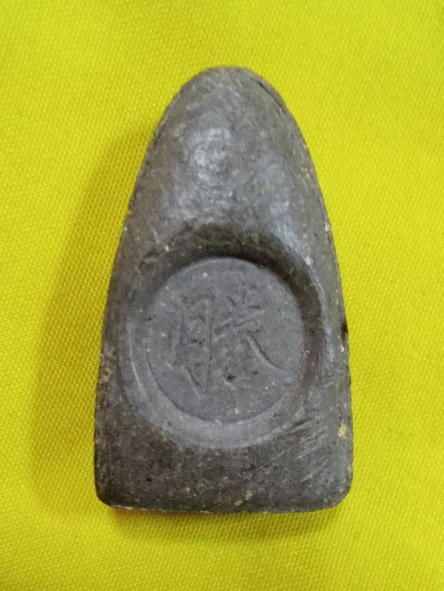 หลวงปู่ทวดเนื้อผงว่าน ด้านหลังภาษาจีน  2