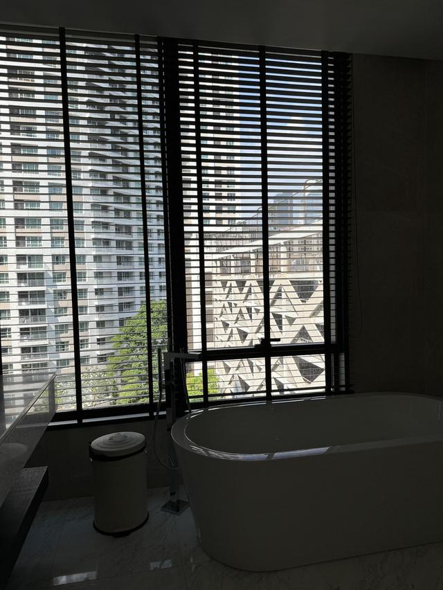 คอนโดมิเนียม Rare Item! ห้องมุมสุดหรูใจกลางหลังสวน | ดีลที่ดีที่สุดใน Sindhorn Residence ยูนิตหายาก พื้นที่กว้างขวาง ในราคาที่คุ้มค่าที่สุดในโครงการ 12