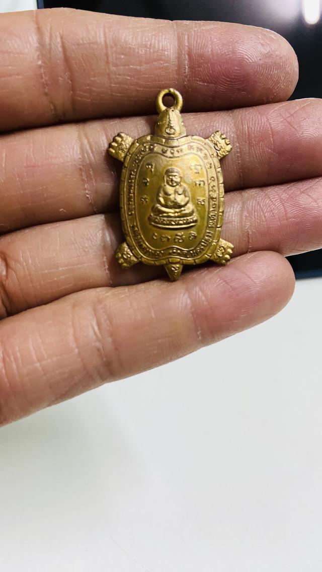 พญาเต่าเรือน หลวงปู่หลิว วัดไร่แตงทอง รุ่นไตรมาสเล็ก 2536 เนื้อนวะโลหะ เนื้อออกแก่ทอง สภาพสวย