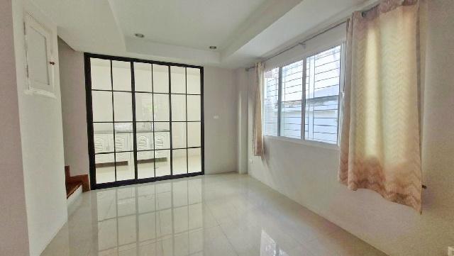 มีสนามหญ้าข้างบ้าน เดอะสตรีท 3กม. MRTสุทธิสาร 1.8 กม. ให้เช่าทาวน์โฮม 3 ชั้นหลังมุม ถ.รัชดา 22ตร.วา.242ตร.ม.นานาชาติ KIS 5