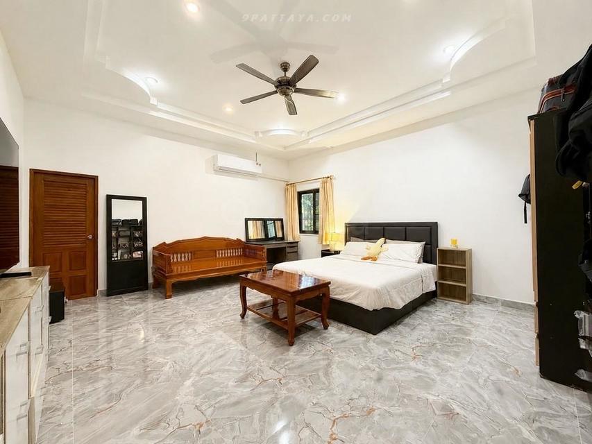 Urgent Sale — Detached House with Large Land in Huai Yai, PattayaDetached house with large land plot for urgent sale in Huai Yai. 8