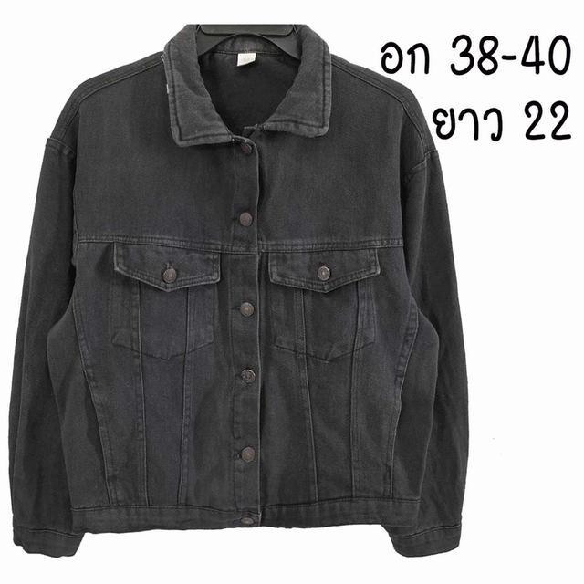 ครอปยีนส์ สีดำซีด(ไม่เข้มมาก) คอปกเท่ ๆ ด้านหลังงานไหมพรม ราคาดีเว่อร์ มีกระเป๋าอก+ข้าง ผ้านุ่มใส่สบาย พร้อมส่ง ไม่ต้องรอ