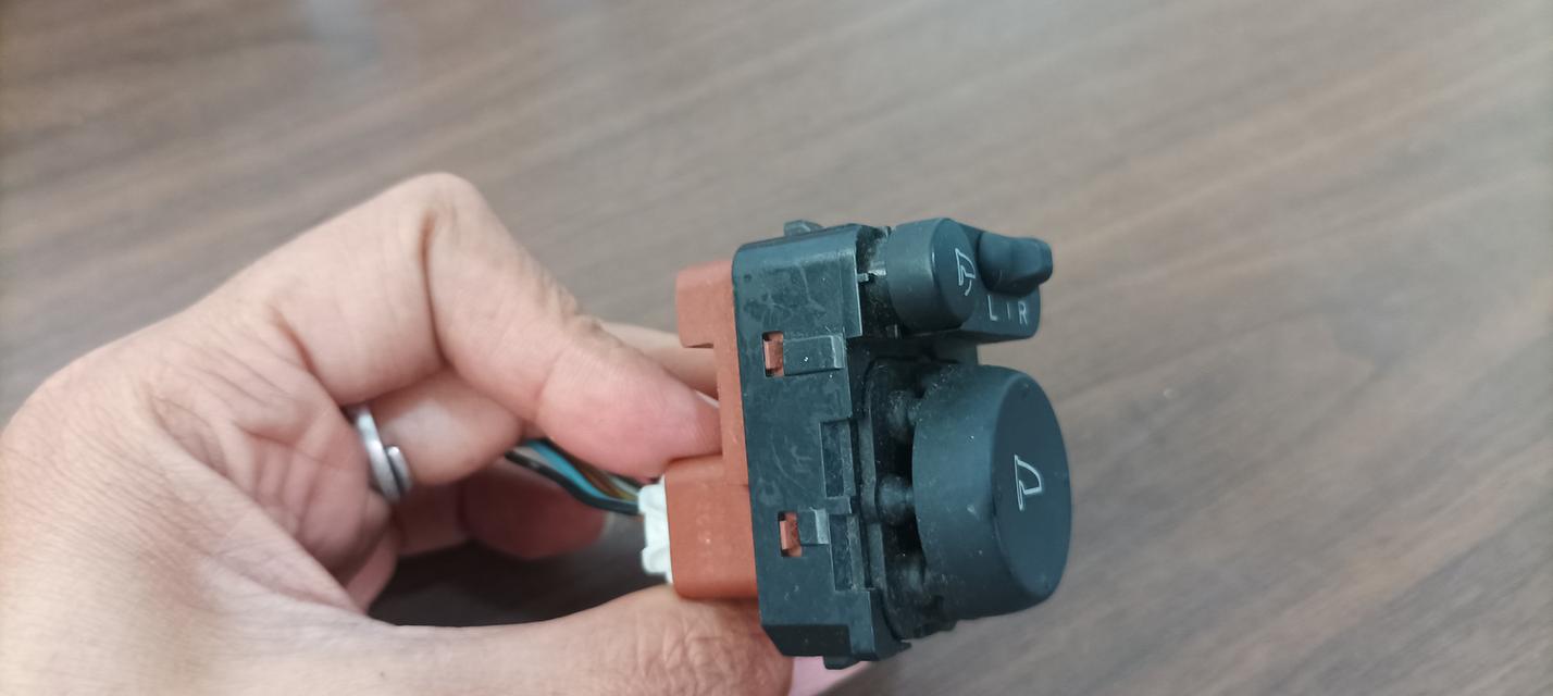 สวิตซ์ปรับกระจกมองข้างไฟฟ้า Honda Jazz แบบมีปุ่มพับกระจก (แท้ญี่ปุ่น มือ2) ราคาต่อ 1 ชิ้น