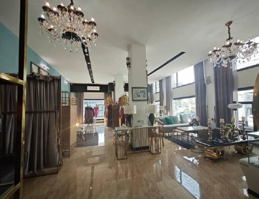 ให้เช่าอาคาร / อาคารสำนักงาน / โชว์รูม 3 ชั้น / พื้นที่อาคาร 900 ตารางเมตร ตกแต่งแล้ว / ริมถนนงามวงศ์วาน 6