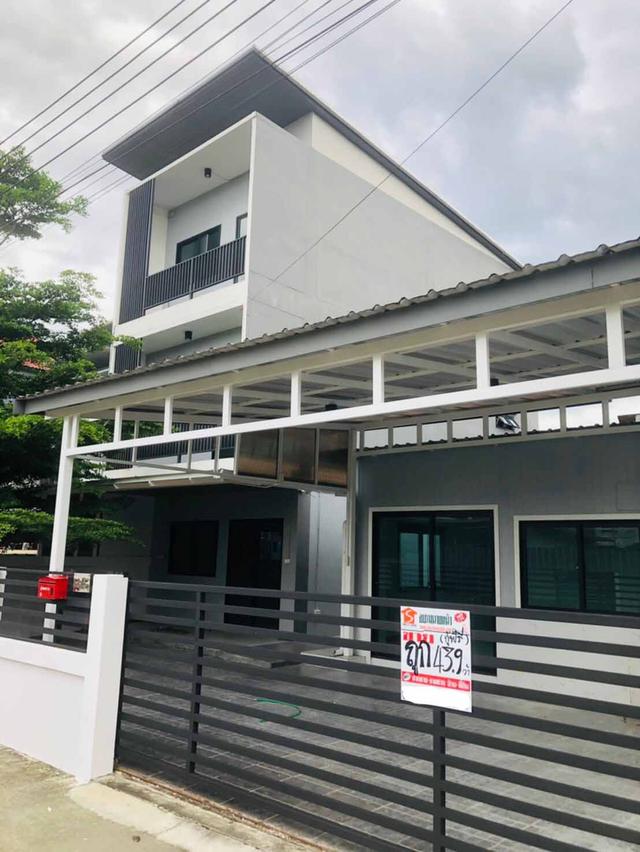 ขาย :ทาวน์โฮม 3 ชั้น พร้อมอาคารชั้นเดียว เนื้อที่ 43.9 ตรว.  ถนนเสรีไทย 9 แยก 2-3-4 