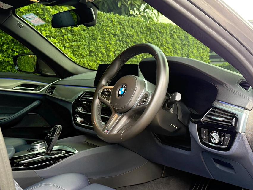 2020 BMW 530 MSPORT ( หน้าจอ ID7 ) รถมือเดียวออกป้ายแดง OPTION พิเศษ ภายนอกสี BLUESTONE ภายในสี NIGHT BLUE EXCLUSIVE รถวิ่งน้อย ประวัติศูนย์ครบ รูปที่ 10