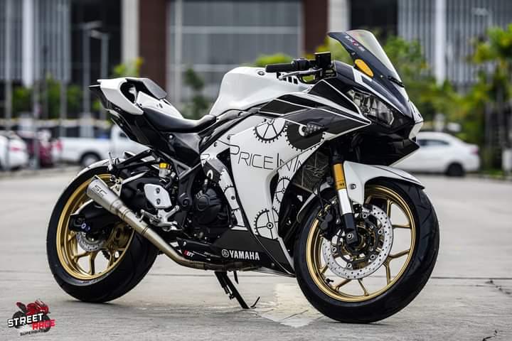 Honda CBR650 ขาวดำ 3