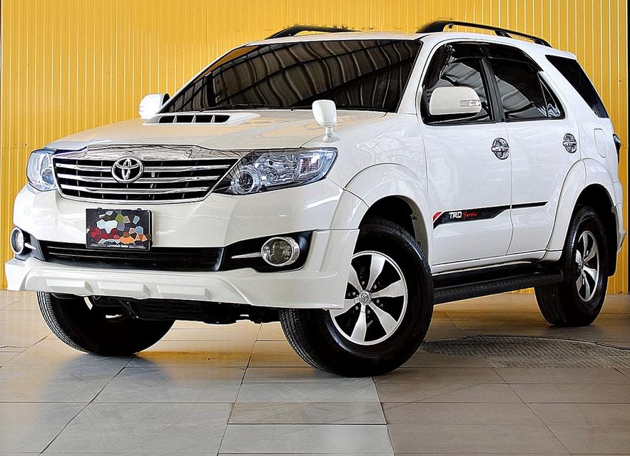 Fortuner 3.0 V VN-Turbo 2WD สีขาว เกียร์ออโต้ 5 สปีด ชุดแต่ง TRD