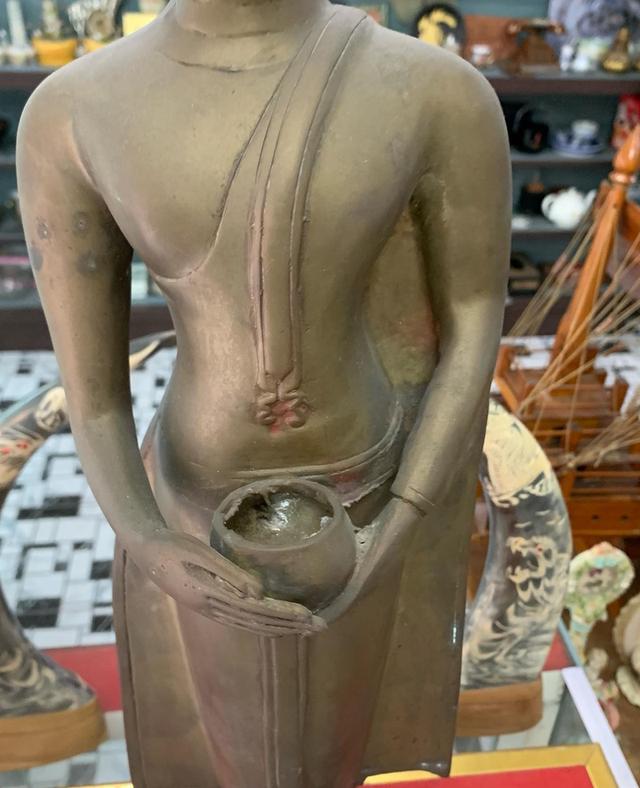 พระพุทธรูป องค์ใหญ่ เนื้อทองเหลือง 2